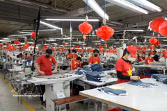 Línea de producción de prendas de vestir para exportación en Bac Ninh. (Foto: VNA)