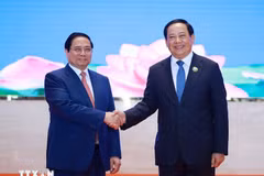 El primer ministro vietnamita, Pham Minh Chinh, y su homólogo laosiano, Sonexay Siphandone. (Fuente: VNA)