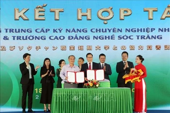 Firma de acuerdo de cooperación en materia de formación entre JPC y el Colegio vocacional Soc Trang. (Fuente: VNA)