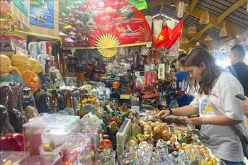 Los turistas extranjeros eligen productos artesanales como souvenirs cuando visitan Ciudad Ho Chi Minh. (Foto: VNA)