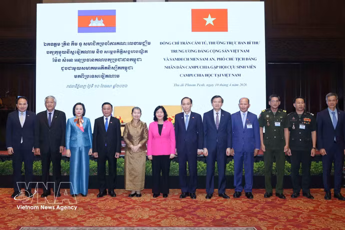 El miembro del Buró Político y miembro permanente del Secretariado del Comité Central del Partido Comunista de Vietnam (PCV), Tran Cam Tu, y delegados. (Fuente: VNA)
