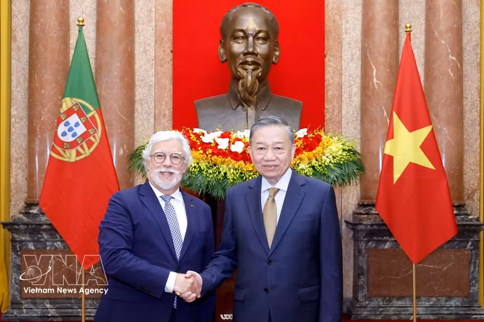 El secretario general del Partido Comunista y presidente de Vietnam, To Lam, recibe al embajador de Portugal en el país, Joaquim Alberto De Sousa Moreira De Lemos. (Fuente: VNA)