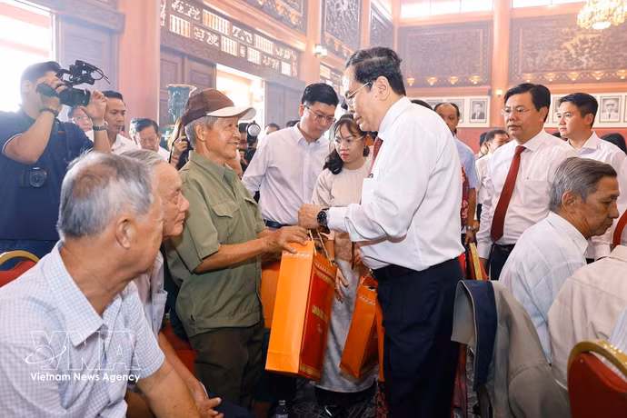 El presidente de la Asamblea Nacional, Tran Thanh Man, entrega obsequios a soldados y personas con méritos revolucionarios en la provincia de An Giang. (Foto: VNA)