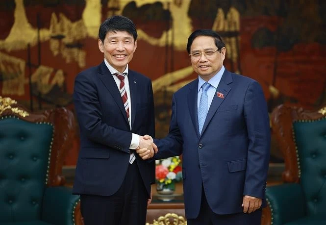 El primer ministro vietnamita, Pham Minh Chinh, recibe a Yamamoto Ichita, gobernador de la prefectura japonesa de Gunma. (Fuente: VNA)