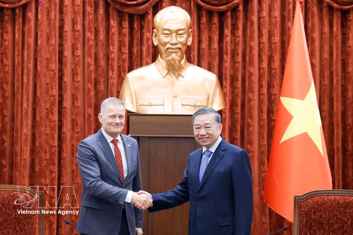 El secretario general del Partido Comunista y presidente de Vietnam, To Lam, recibe al embajador de Dinamarca en Vietnam, Nicolai Prytz. (Fuente: VNA)