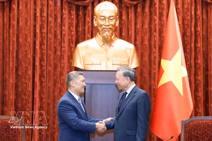 El secretario general del Partido Comunista de Vietnam y presidente de la República, To Lam, (derecha) recibe al secretario interino de la Marina de Estados Unidos, Hung Cao. (Fuente: VNA)