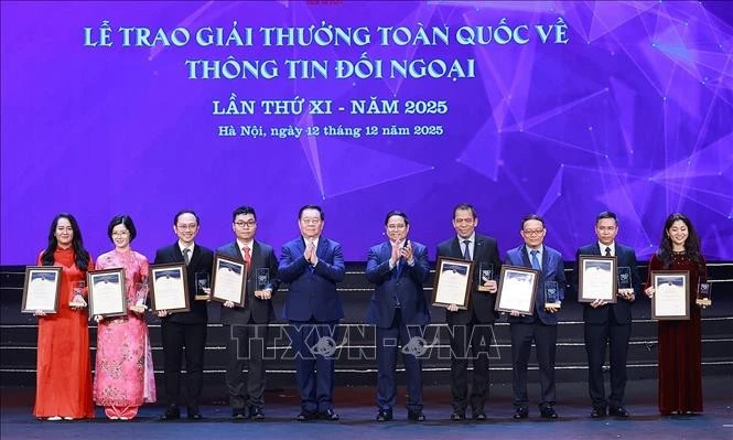 El primer ministro Pham Minh Chinh entrega el premio A a los autores galardonados. (Fuente: VNA)