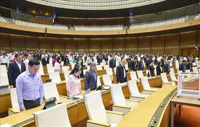 Diputados de la Asamblea Nacional guardan un minuto de silencio en memoria de las víctimas de desastres naturales e inundaciones. (Foto: VNA)