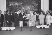 El ministro de Relaciones Exteriores de Vietnam, Nguyen Duy Trinh, y su homólogo tailandés, Bhichai Rattakul, firman el 6 de agosto de 1976 en Hanoi el comunicado conjunto sobre el establecimiento de relaciones diplomáticas entre ambos países. (Foto: VNA)