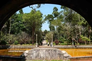Camino hacia la Sala Principal de la Pagoda Tu Hieu visto desde la entrada principal. (Foto: VNA)