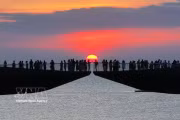 Turistas contemplando el atardecer en la zona especial de Phu Quoc. (Foto: VNA)