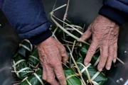 Elaboración de Banh Chung, una tradición cultural del pueblo vietnamita durante el Tet