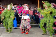 Durante la ceremonia de ofrenda a los antepasados del pueblo Lo Lo en la aldea de Lo Lo Chai, hay una representación de los Hombres de Paja– jóvenes que visten trajes trenzados de paja y llevan máscaras. Los Hombres de Paja son un símbolo que conmemora a los antepasados que fundaron la aldea en los tiempos primitivos del pueblo Lo Lo. Foto: VNA