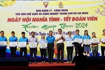 El sindicato de la Autoridad de Zonas Industriales y de Procesamiento de Exportaciones de Ciudad Ho Chi Minh ofrece boletos de tren para que los trabajadores regresen a sus ciudades de origen para las vacaciones del Tet de 2024. (Foto: VNA)