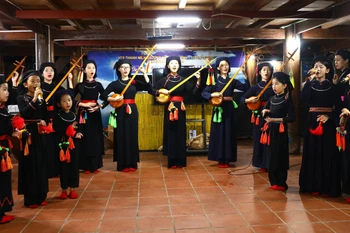 Los habitantes locales llevan sus barcos a resguardo del tifón en el puente Thach Dong, comuna Thach Khe, provincia de Ha Tinh. (Foto: VNA)