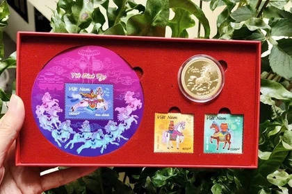 El conjunto de selló y moneda conmemorativa para celebrar el Año Nuevo del Caballo. (Fuente: nhandan.vn)