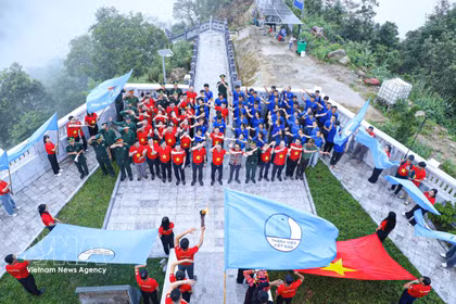 La ceremonia de izamiento de la bandera “Amo a mi Patria”, celebrada según el protocolo de la Federación de la Juventud de Vietnam en el asta de la bandera de A Pa Chai, en la comuna de Sin Thau (Foto: VNA) 