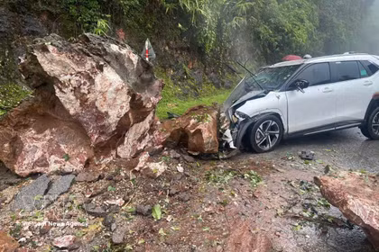 Las intensas lluvias prolongadas provocaron un deslizamiento de tierra que arrojó rocas contra un automóvil en la ladera de Cao Pha, comuna de Muong Bu, provincia de Son La. (Foto: VNA)
