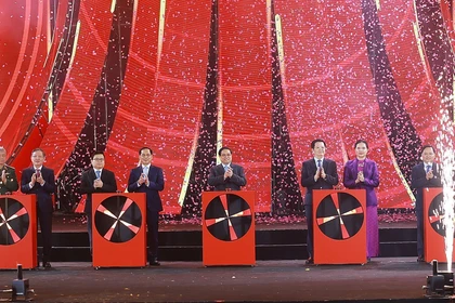 El primer ministro Pham Minh Chinh y los delegados participan en la ceremonia de inauguración de la Feria de Primavera de 2026 (Fuente: VNA)