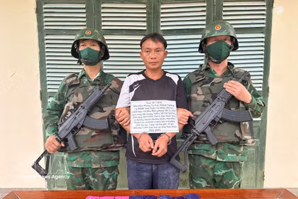 El ciudadano laosiano Xong Nhia Xenh detenido por la Guardia Fronteriza de la provincia de Nghe An (Foto: VNA)