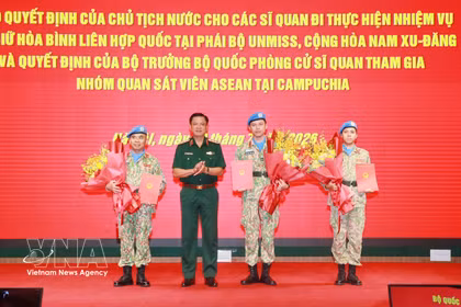 El teniente general Nguyen Truong Thang, viceministro de Defensa Nacional, entrega la decisión presidencial a los oficiales destinados a la misión de mantenimiento de la paz de las Naciones Unidas en la UNMISS, República de Sudán del Sur. (Foto: VNA)