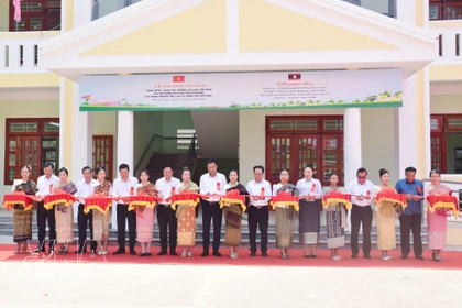 En la ceremonia de inauguración de la Escuela Primaria y Secundaria de la Amistad (Fuente: VNA)