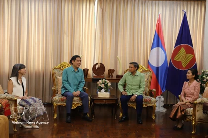 El embajador vietnamita Pham Viet Hung (izquierda) felicita al embajador laosiano Sisavath Inphachanh en ocasión de Bunpimay (Fuente: VNA) 