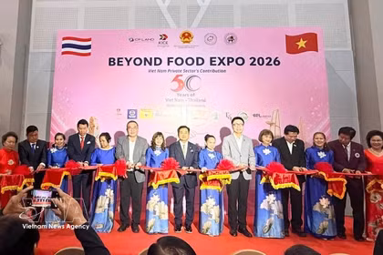 El cónsul general de Vietnam en Khon Kaen, Dinh Hoang Linh, y representantes empresariales cortan la cinta para inaugurar la exposició (Foto: VNA)