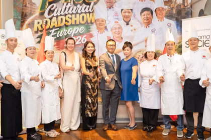 El embajador de Vietnam en Austria, Vu Le Thai Hoang, y Gertrud Tauchhammer, redactora jefe de la revista SOCIETY, junto con artesanos culinarios vietnamitas en el Pho Cultural Road Show Europe 2026. (Foto: SOCIETY)