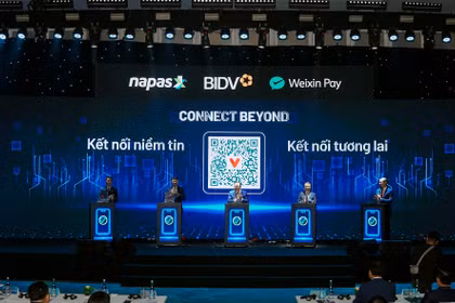 En la ceremonia de anuncio de la ampliación de los servicios de pago QR transfronterizos entre Vietnam y China. (Foto: NAPAS)