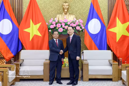 El ministro de Justicia de Vietnam, Hoang Thanh Tung y Khamphan Phommathat, viceprimer ministro y titular de Justicia de Laos. (Fuente: VNA)