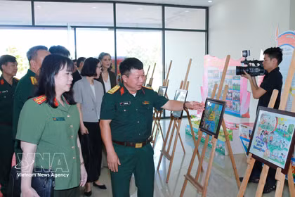 Los delegados visitan la exposición sobre actividades de prevevnción de bombas y minas en Vietnam (Fuente: VNA) 