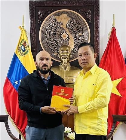 El embajador de Vietnam en Venezuela, Vu Trung My (derecha), y el profesor José Javier Díaz Macadan (Foto: VNA)