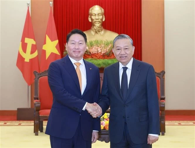 El secretario general del PCV, To Lam (derecha), recibe a Chey Tae-won, presidente del Grupo SK y también tiutlar de la KCCI. (Foto: VNA)