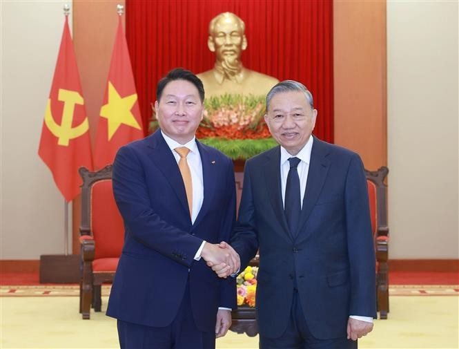 El secretario general del PCV, To Lam (derecha), recibe a Chey Tae-won, presidente del Grupo SK y también tiutlar de la KCCI. (Foto: VNA)