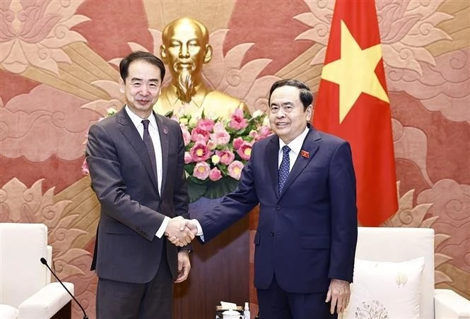 El presidente de la Asamblea Nacional de Vietnam, Tran Thanh Man (derecha), recibe al embajador chino, He Wei (Foto: VNA)