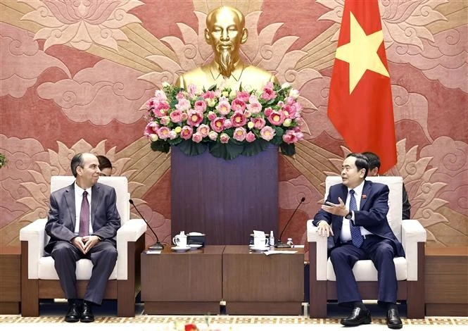 El presidente de la Asamblea Nacional de Vietnam, Tran Thanh Man (derecha), conversa con el embajador cubano, Rogelio Polanco Fuentes. (Foto: VNA)