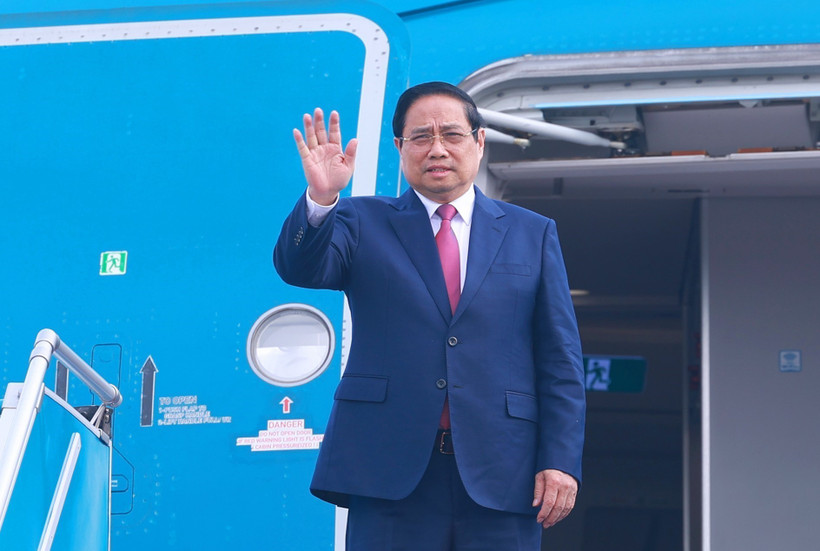 El primer ministro Pham Minh Chinh parte de Hanoi rumbo a Vientiane (Foto: VNA)