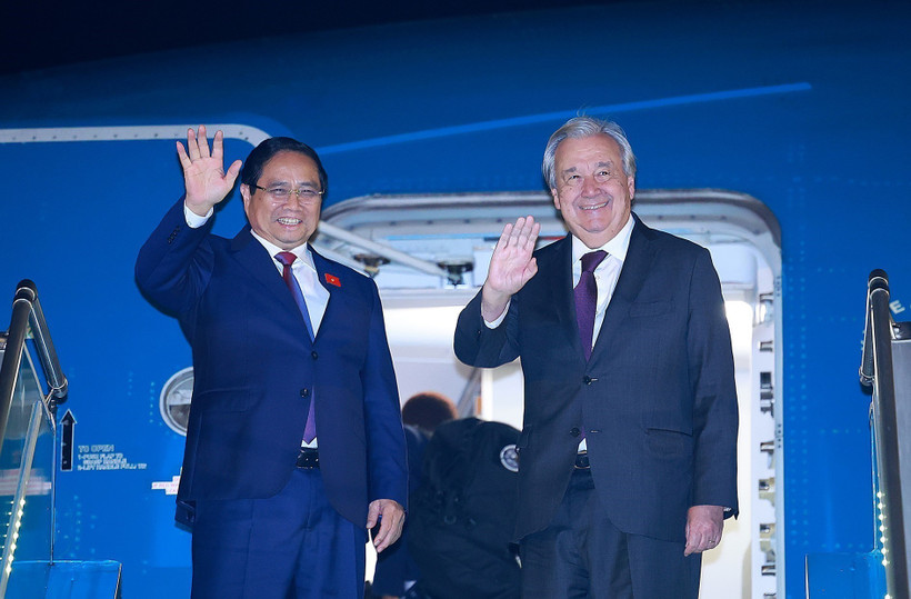 El primer ministro de Vietnam, Pham Minh Chinh, y el secretario general de la ONU, António Guterres, parten de Hanoi rumbo a Malasia para participar en la 47ª Cumbre de la ASEAN y las cumbres relacionadas (Foto: VNA)