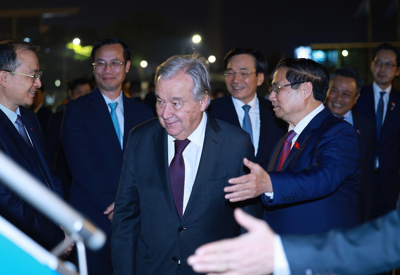 El primer ministro de Vietnam, Pham Minh Chinh, y el secretario general de la ONU, António Guterres, parten de Hanoi rumbo a Malasia para participar en la 47ª Cumbre de la ASEAN y las cumbres relacionadas (Foto: VNA)