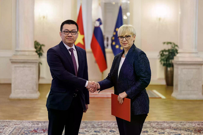 El nuevo embajador de Vietnam en Eslovenia, Vu Le Thai Hoang, y la presidenta del país europeo, Natasa Pirc Musar (Foto: Cortesía del Palacio Presidencial de Eslovenia)