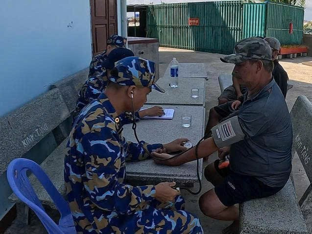 Los médicos militares chequean el estado de salud de los pescadores (Foto: VNA)