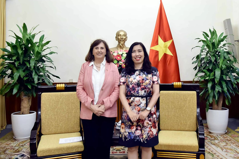 La viceministra de Relaciones Exteriores, Le Thi Thu Hang (derecha), recibe a Paola Pampaloni, subdirectora general para Asia y el Pacífico del SEAE. (Foto: baoquocte.vn)