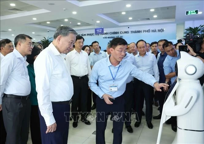El secretario general del Partido Comunista de Vietnam, To Lam, inspecciona el Centro de Servicios de Administración Pública de Hanoi. (Foto: VNA)