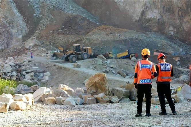 Esta foto, tomada el 31 de mayo, muestra el lugar del derrumbe de una cantera en Java Occidental, Indonesia. (Foto: XINHUA/VNA)