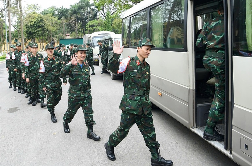 Los soldados vietnamitas abordan un coche con destino al Aeropuerto Internacional de Noi Bai para partir hacia Myanmar para participar en las actividades de socorro tras el terremoto en ese país (Foto: VNA)