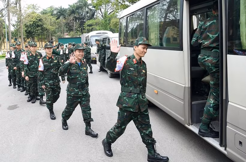 Los soldados vietnamitas abordan un coche con destino al Aeropuerto Internacional de Noi Bai para partir hacia Myanmar para participar en las actividades de socorro tras el terremoto en ese país (Foto: VNA)