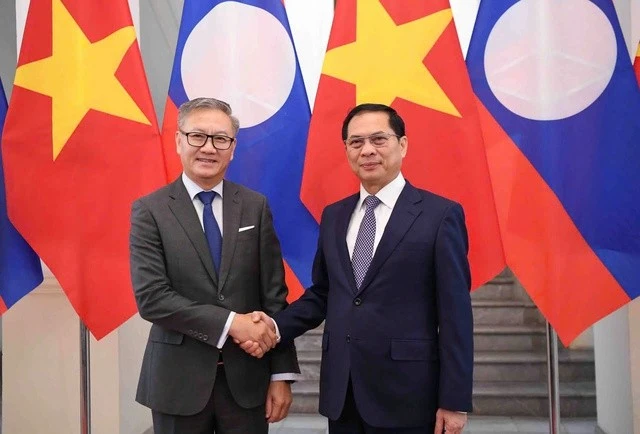 El viceprimer ministro y canciller de Vietnam, Bui Thanh Son (derecha), se reúne con el ministro de Relaciones Exteriores de Laos, Thongsavanh Phomvihane (Foto: VNA)