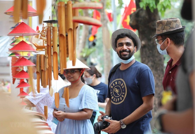 Turistas extranjeros visitan Hanoi (Foto: VNA)