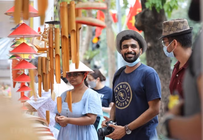 Turistas extranjeros visitan Hanoi (Foto: VNA)